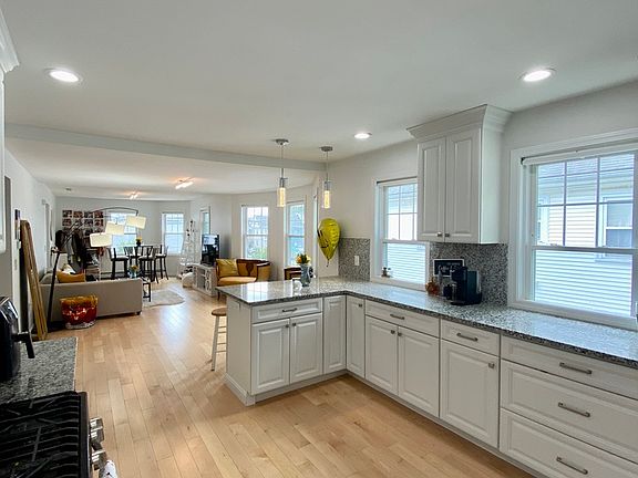 4th image of 194 Boylston St #2