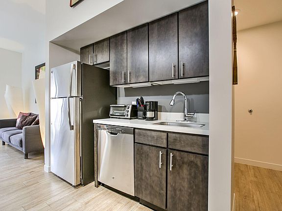 3rd image of 660 E 63rd St Unit 203
