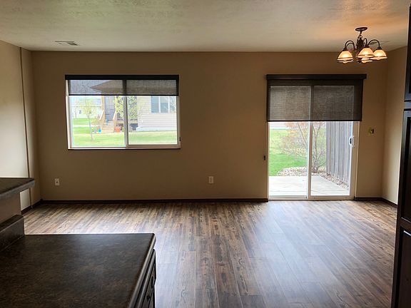 Living/Dining (13 x 18'8)