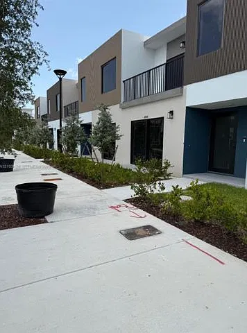 3 bed, 2.0 bath, 2038 sqft, $3,500 — Photo 2