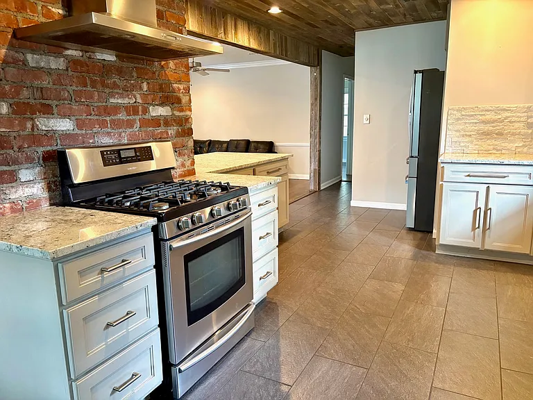 1251 E 31st Ct — Photo 9