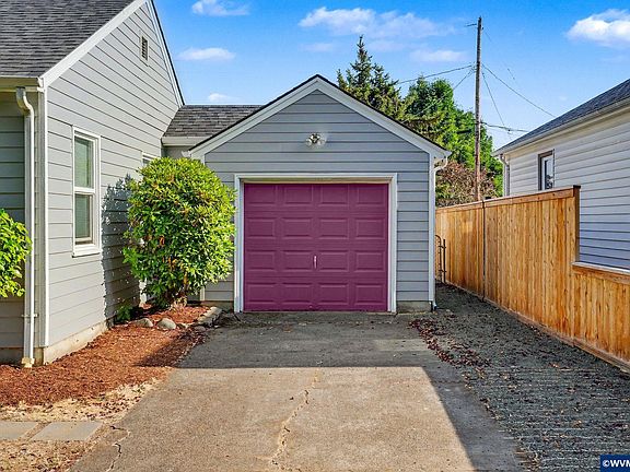 4th image of 1090 14th Ave SW