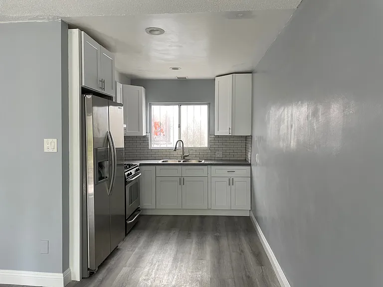 W 20th St — Photo 3
