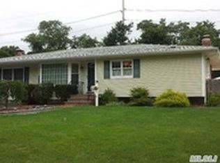 19 Copperbeech Rd, Saint James, NY 11780