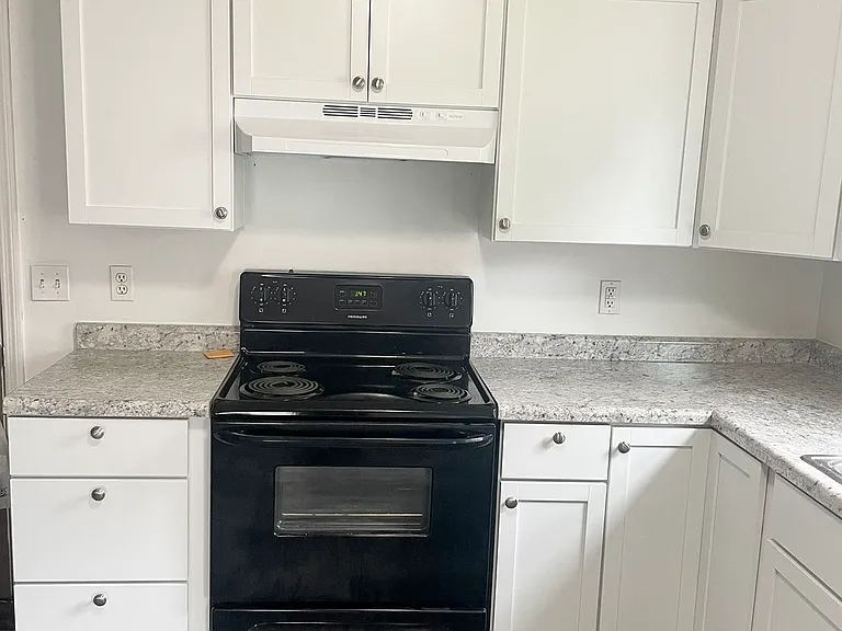 1814 Stratford Dr — Photo 3