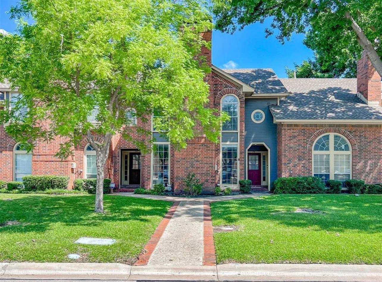 Cobblestone Row, Denton — Photo 1