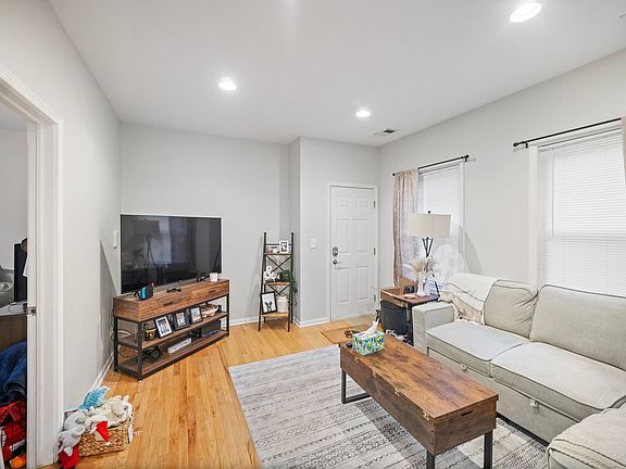 3rd image of 2842 N Sheffield Ave #194