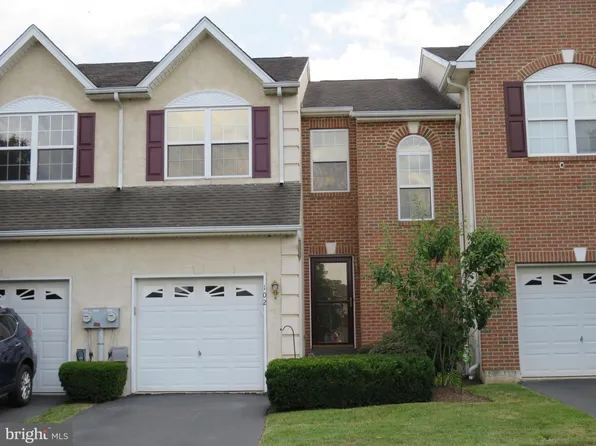 102 Courtside Dr, Red Hill, PA 18076