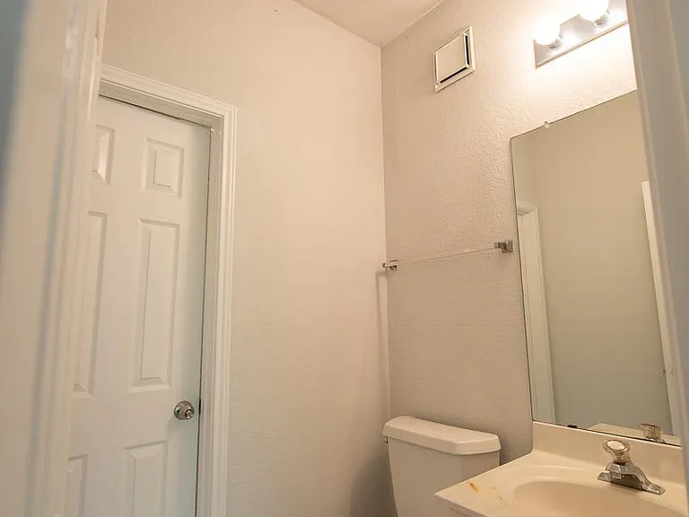 3x2.5 Shared Bathroom