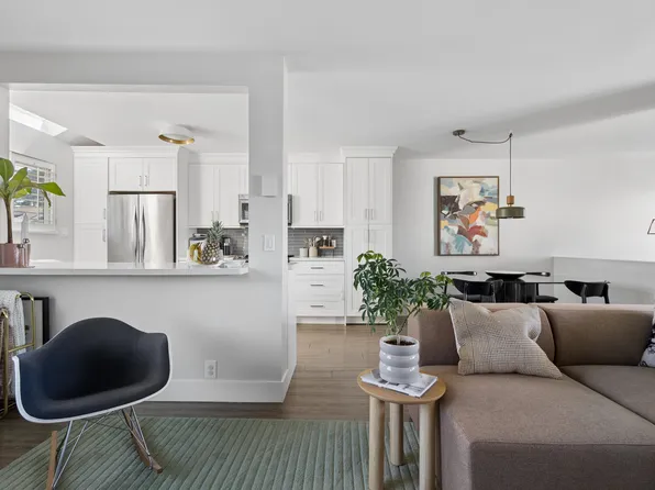 270 E 3rd St #3, North Vancouver, BC V7L 1E7