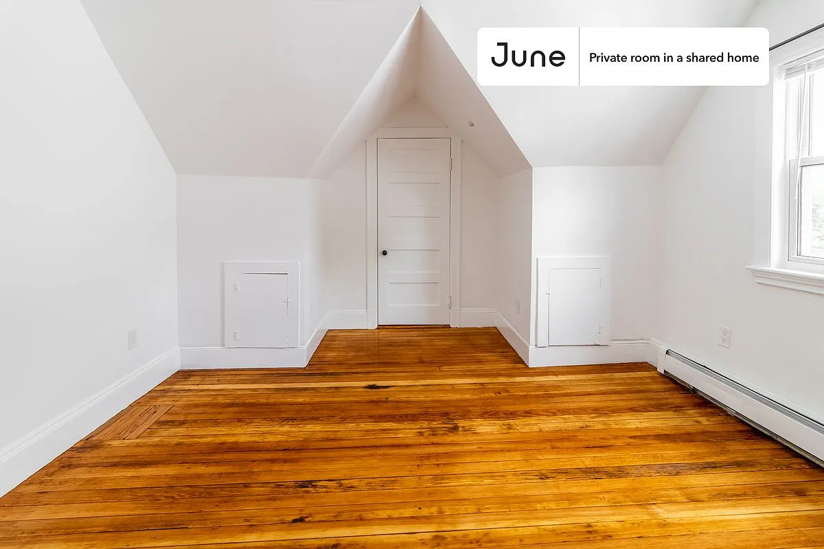 Full bedroom in 7 bed/2 bath home in Brighton #1263 G — Photo 3