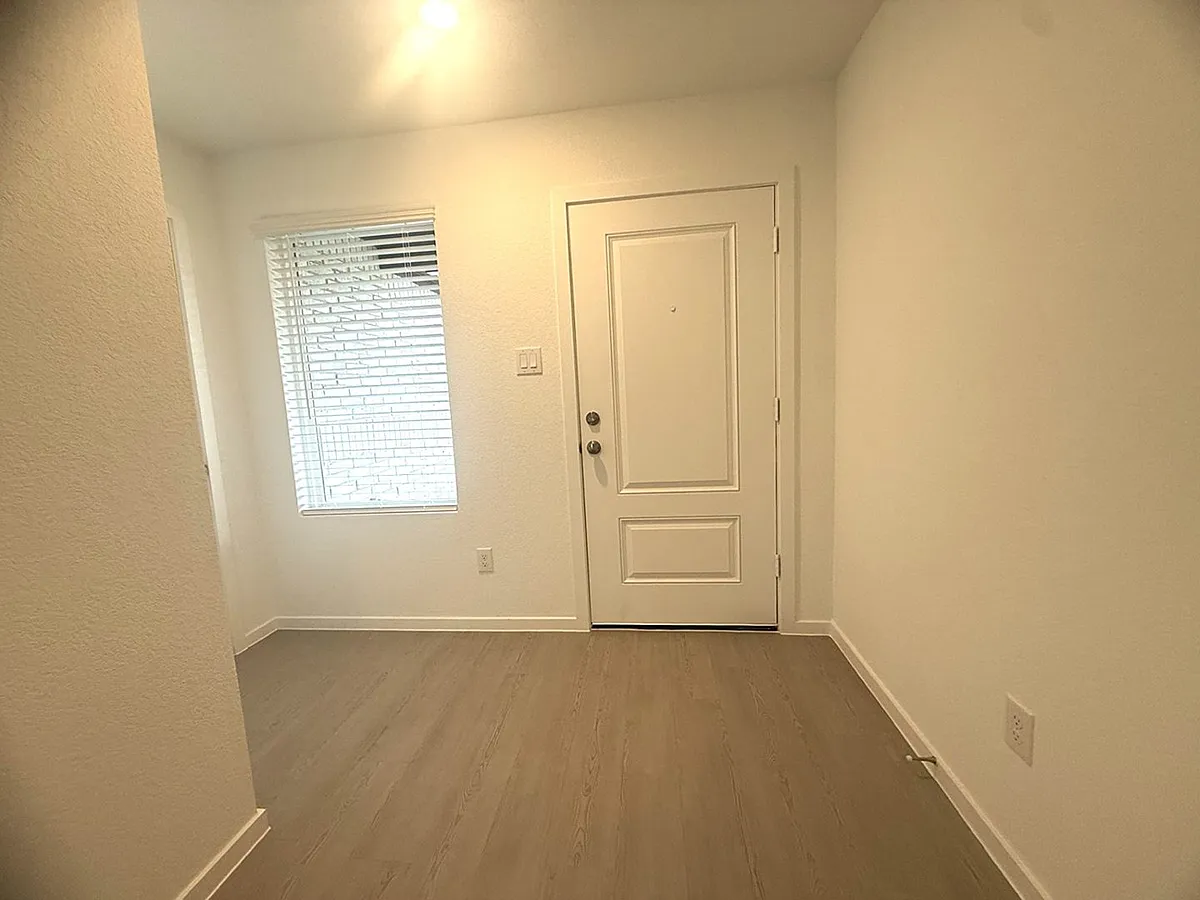 Building Photo - 1520 Sunset Dr