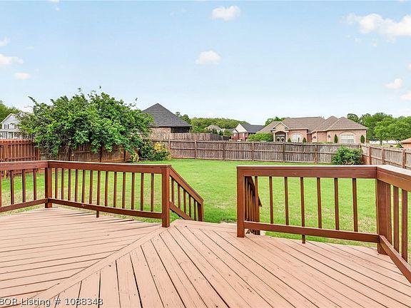 3rd image of 836 Eagle Crest Dr