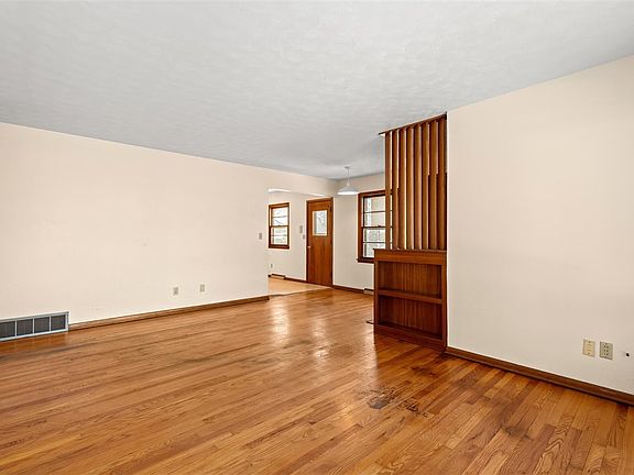 3rd image of 1219 Oakcrest St