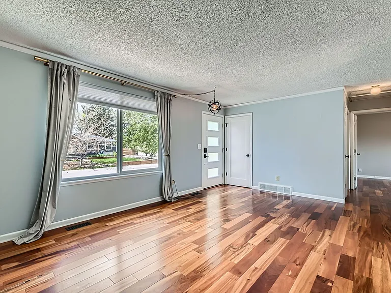1186 N Franklin Ave — Photo 5