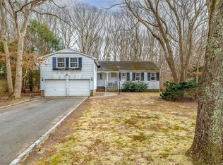 264 N Country Rd, Smithtown, NY 11787