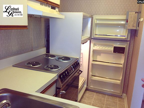 4th image of 1600 Park Cir APT 606