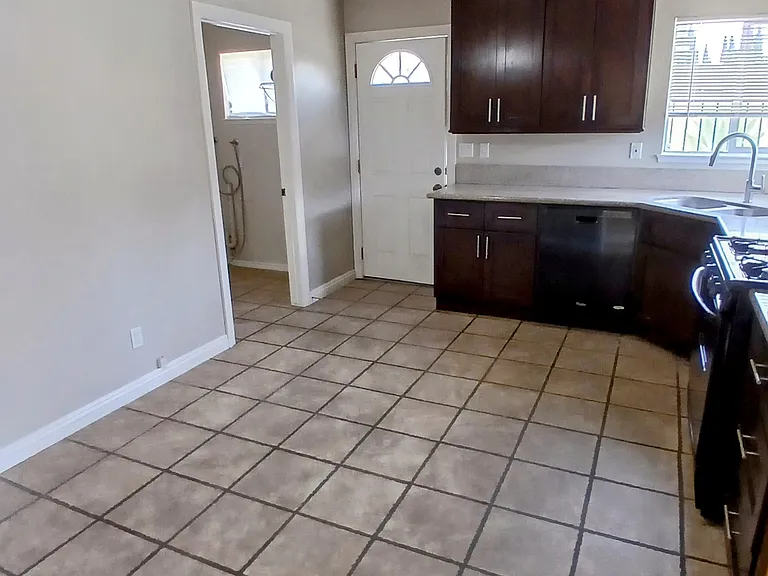 2638 E Sycamore St — Photo 9