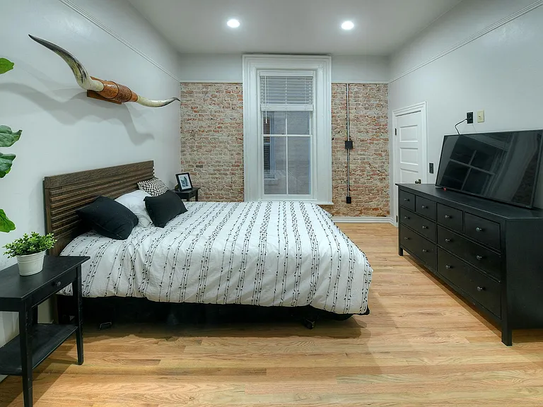 San Carlos Apartments — Photo 8
