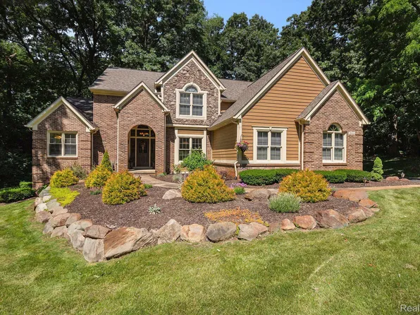 10414 Overhill Dr, Brighton, MI 48114