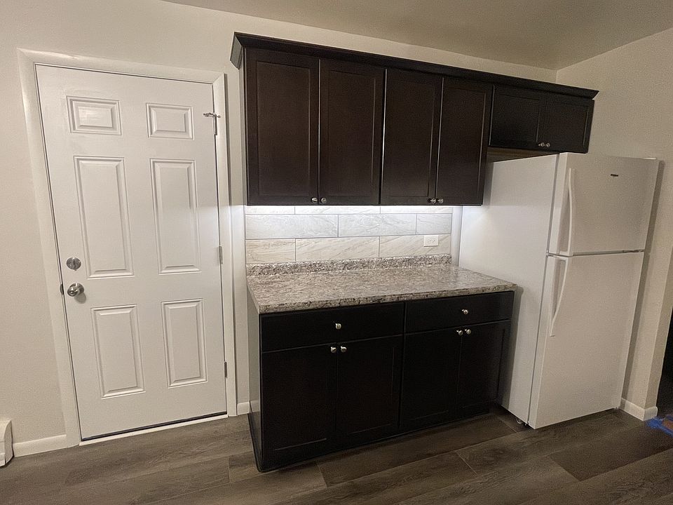 Kitchen Area w/ Additional Cabinet Space