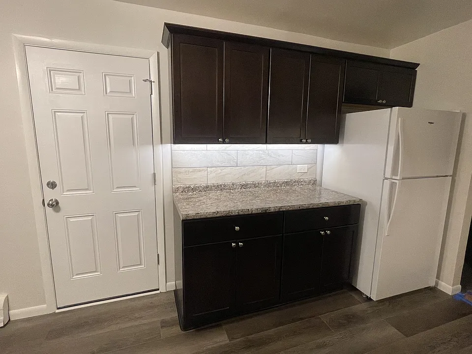 Kitchen Area w/ Additional Cabinet Space