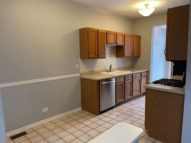 2 bed, 1.5 bath, 1334 sqft, $2,095 — Photo 4
