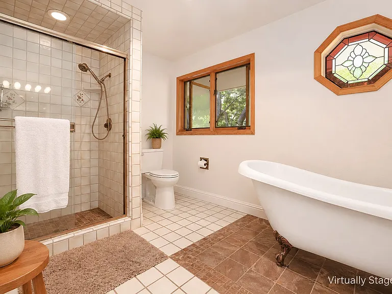 1049 Woodside Ln — Photo 22