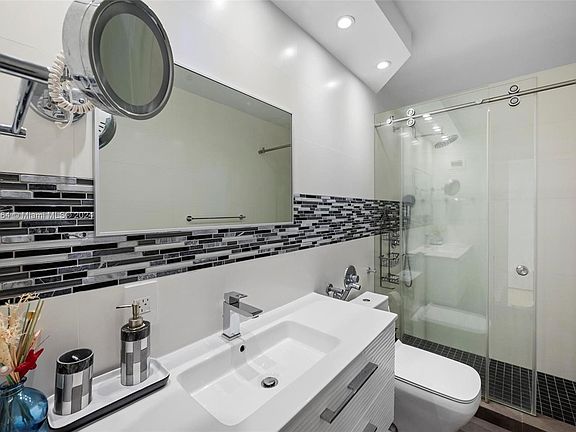 3rd image of 1121 Crandon Blvd APT F1207