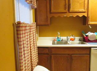 690 N 4th St, Tecumseh, NE 68450