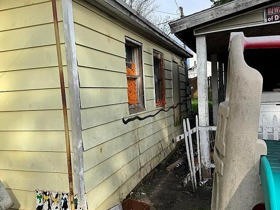 4th image of 1037 Middle St