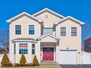 42 Cherry St, Locust Valley, NY 11560