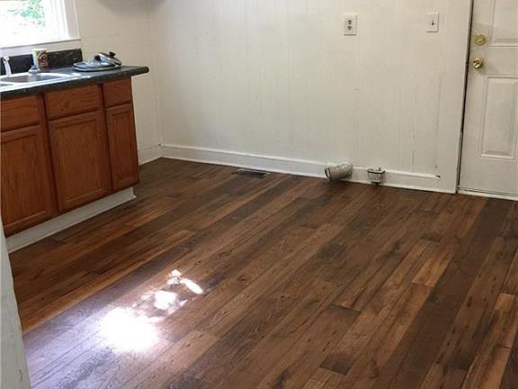 5th image of 825 W Terrell St