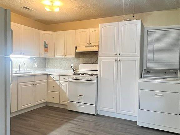 3rd image of 312 Holmes Dr