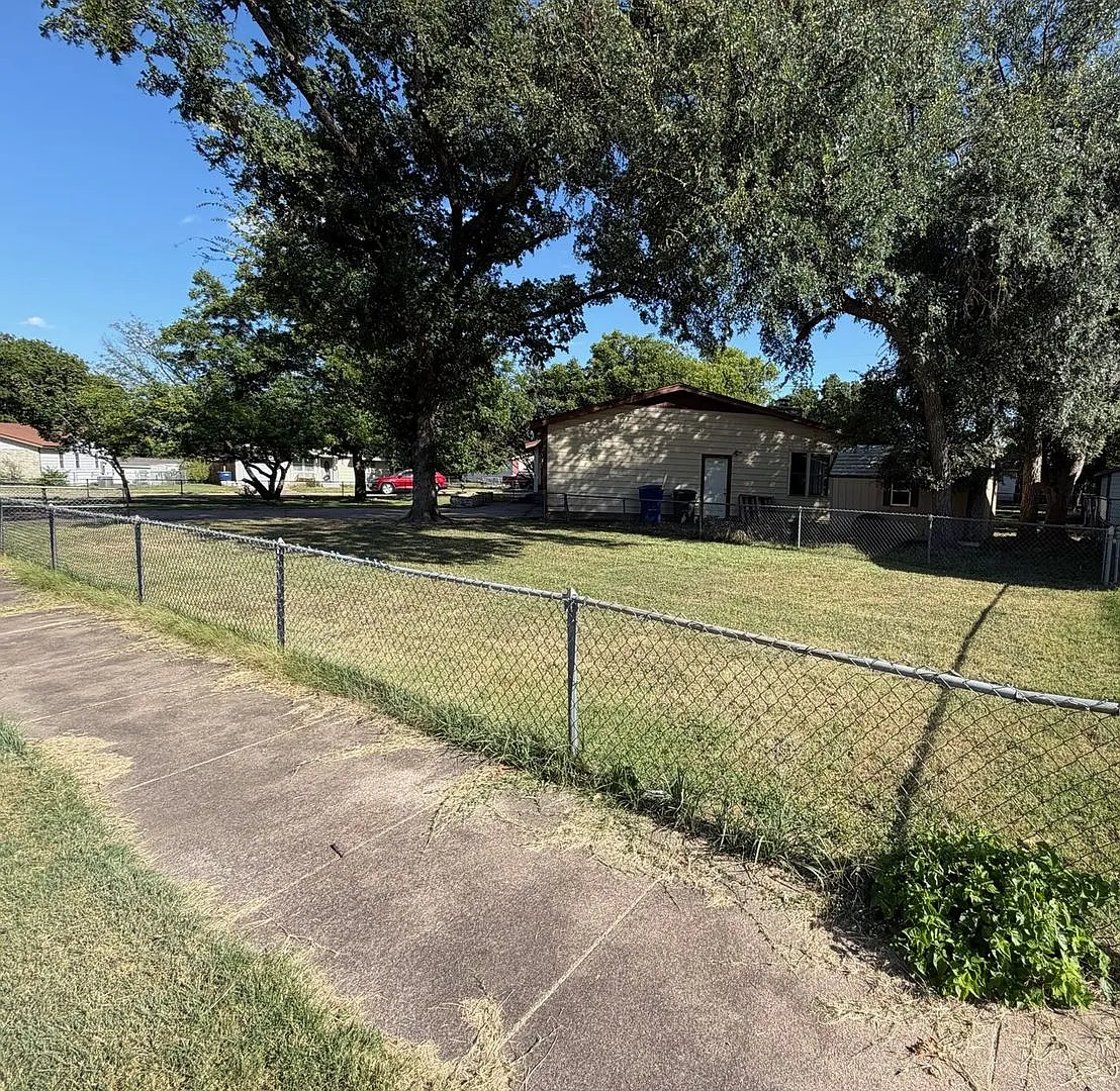 3 Bdrm Home in Copperas Cove on a Corner Lot — Photo 1