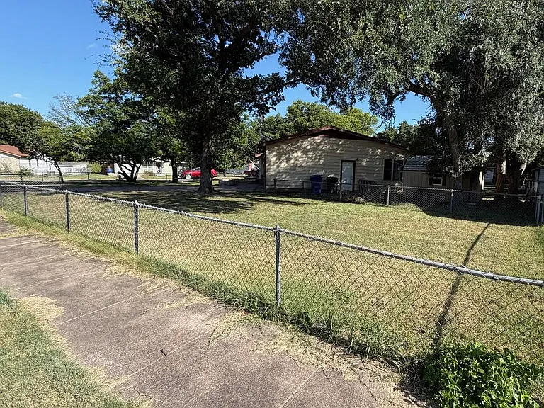 2812 Live Oak Dr — Photo 1