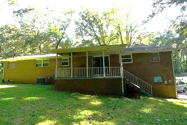 3 bed, 1852 sqft, $1,900 — Photo 2