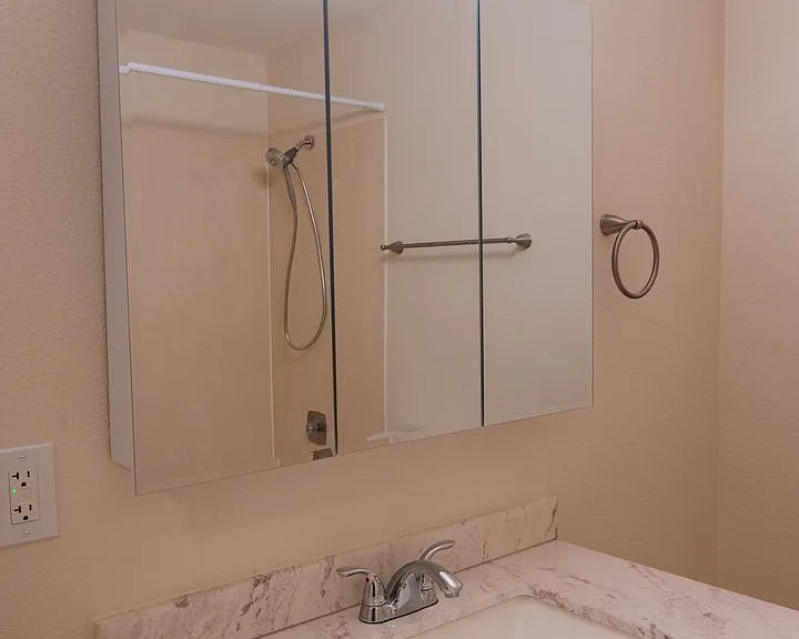 Willow Creek Apartments — Photo 24