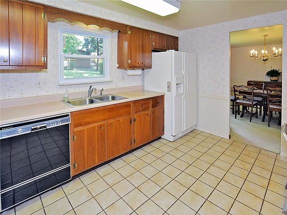 3rd image of 212 Blackwood Dr