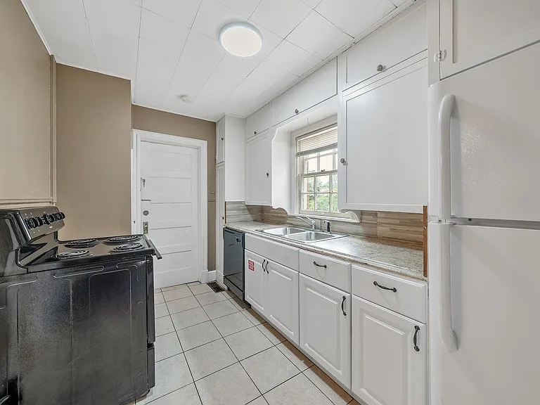 132 Rowland Pl — Photo 5