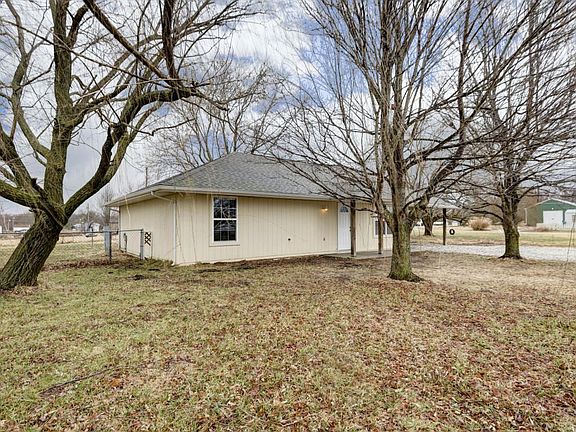 3rd image of 293 Maplewood Dr