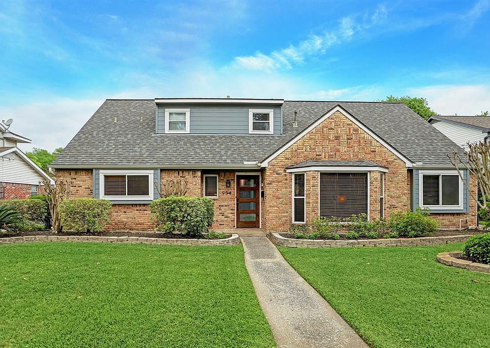 Welcome to 954 Del Norte. Located in highly sought after Candlelight Plaza.