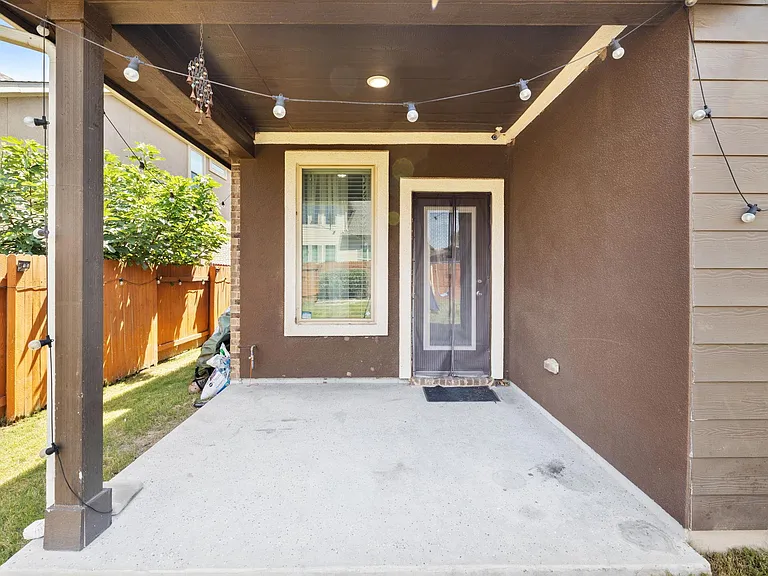 724 Pioneer Grv — Photo 36