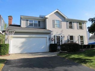 975 Saddle Creek Ln, Crystal Lake, IL 60014