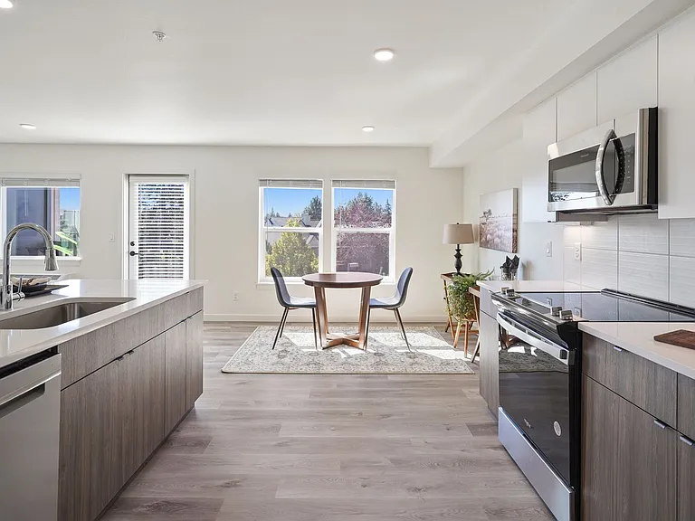 Edgewater Apartments — Photo 2