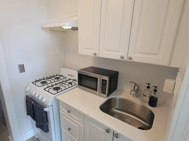 548 Waterloo St #1 — Photo 6