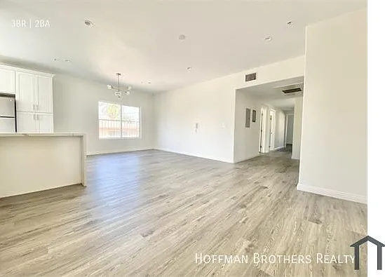 4655 Maplewood Ave #304 — Photo 14