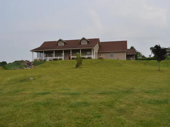 6512 N Red Oak Rd, Freeport, IL 61032