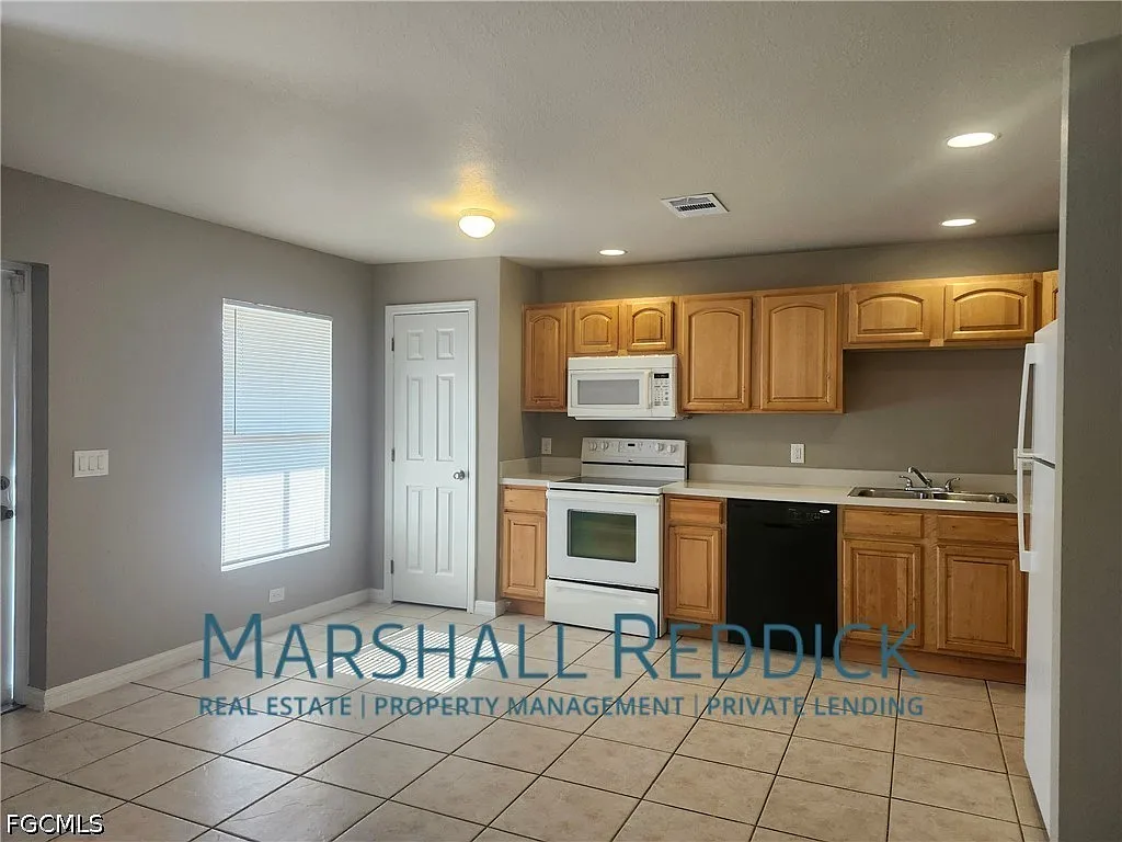 3 bed, 2.0 bath, 1197 sqft, $1,290 — Photo 2