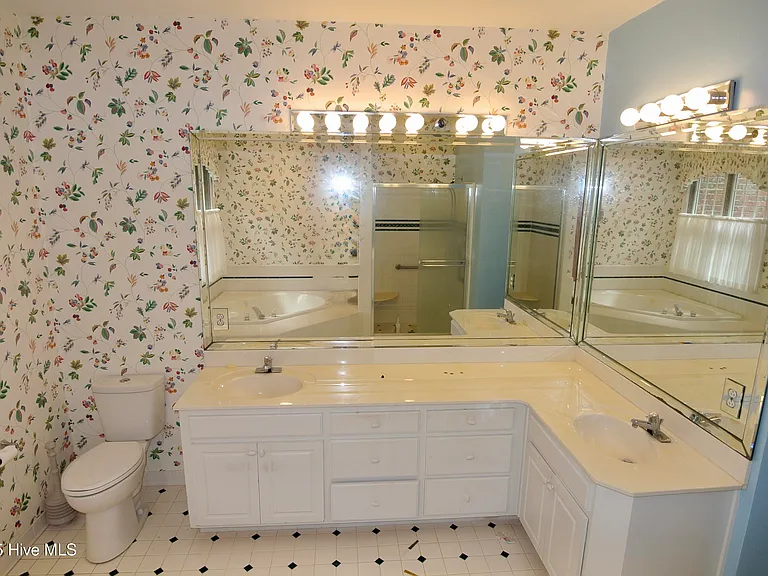 1113 Devonshire Dr — Photo 16